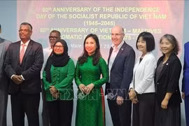 L'ambassadrice Trinh Thi Tam et ses invités lors de la cérémonie célébrant le 80e anniversaire de la Fête nationale du Vietnam et le 50e anniversaire de l'établissement des relations diplomatiques entre le Vietnam et les Maldives. Photo : VNA