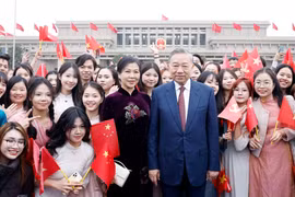 Des représentants de la communauté vietnamienne et des étudiants vietnamiens en Chine accueillent le secrétaire général et président de la République To Lam et son épouse à l’aéroport international de Pékin. Photo: VNA