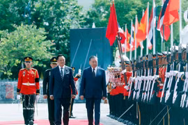 Les dirigeants des deux pays passent en revue la garde d’honneur des Forces armées royales thaïlandaises. Photo : VNA