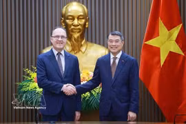 Le Premier ministre Le Minh Hung a reçu l'ambassadeur de la Fédération de Russie au Vietnam, Guennadi Bezdetko, en mai. Photo : VNA