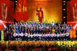 Le secrétaire général Tô Lâm, le président de la République Luong Cuong et le Premier ministre Pham Minh Chinh, ainsi que de nombreux délégués, au XIe Congrès national d’émulation patriotique. Photo: VNA