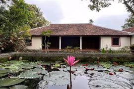 La beauté ancestrale de cette vieille maison se fond harmonieusement dans le jardin, créant une atmosphère sereine et paisible. Photo : VNA