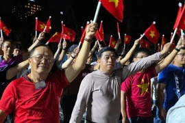 Trân Phu Thuân, vice-président permanent de l'Union des associations vietnamiennes en Russie (chemise grise) participe à la répétition du défilé à l'occasion du 50e anniversaire de la Libération du Sud et de la réunification nationale. Photo: VNA