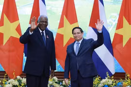 Le Premier ministre Pham Minh Chinh (droite) et le président de l'Assemblée nationale du Pouvoir populaire de Cuba. Photo: VNA