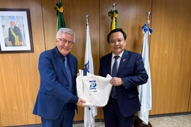 L’ambassadeur Bui Van Nghi (droite) et le président du Conseil national pour le développement scientifique et technologique du Brésil (CNPq), Olival Freire Junior. Photo : ambassade du Vietnam au Brésil.