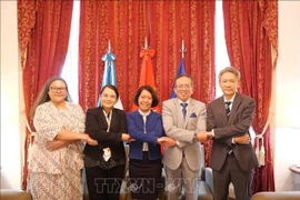 L'ambassadrice du Vietnam Ngô Minh Nguyêt (centre) et les ambassadeurs d'Indonésie, des Philippines et de Thaïlande. Photo : VNA
