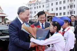 Le secrétaire général du Parti populaire révolutionnaire lao (PPRL) et président de la République démocratique populaire lao, Thongloun Sisoulith préside la cérémonie d'accueil officielle du président vietnamien To Lam lors de sa visite d'État en République démocratique populaire lao (Vientiane, 11 juillet 2024). Photo : VNA