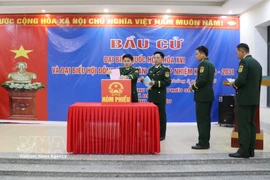 Des électeurs du poste-frontière de Dao San participent au vote pour élire les députés de la 16ᵉ Assemblée nationale et les membres des Conseils populaires pour le mandat 2026-2031. Photo: VNA