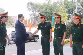 Au nom des dirigeants du Parti et de l’État, le président de l’AN a transmis les salutations et les vœux du Nouvel An lunaire des hauts dirigeants du pays à l’ensemble des cadres et soldats des forces armées de la Zone militaire 9. Photo : VNA
