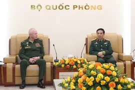 Le général Phan Van Giang, ministre de la Défense du Vietnam (droite) et le général de corps d'armée Alexander Vasilyevich Fomin, vice-ministre de la Défense de la Russie. Photo : ministère de la Défense du Vietnam.