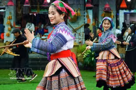 Spectacle de danse de l’ethnie Hmong lors de la "Journée de la grande union nationale" des communautés ethniques au Village culturel et touristique des ethnies du Vietnam. Photo: VNA
