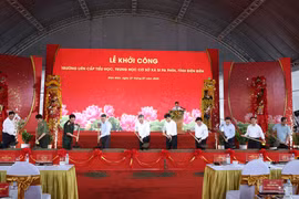 Le secrétaire général du Parti communiste du Vietnam (PCV), Tô Lâm assiste le 27 juillet à la cérémonie de lancement des travaux de l’école inter-niveaux primaire et secondaire de Si Pa Phin, dans la province montagneuse de Diên Biên. Photo : VNA