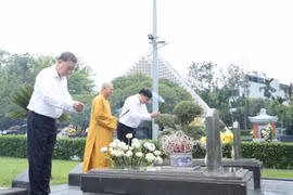 Le SG du Parti Tô Lâm rend hommage aux Héros morts pour la Patrie à Diên Biên. Photo : VNA