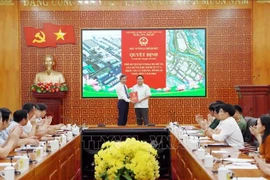 Remise de la décision n°1185/QĐ-TTg du Premier ministre sur l'approbation du plan directeur pour la construction de la zone économique frontalière de Ma Lù Thàng d'ici 2045 lors d'une conférence tenue le 18 juillet. Photo : VNA