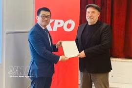 L'ambassadeur du Vietnam en Autriche, Vu Le Thai Hoang (gauche), remet une lettre de remerciement du Comité central du PCV au président du Parti communiste d'Autriche (KPÖ), Günther Hopfgartner. Photo: VNA