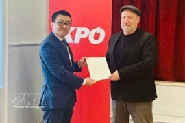 L'ambassadeur du Vietnam en Autriche, Vu Le Thai Hoang (gauche), remet une lettre de remerciement du Comité central du PCV au président du Parti communiste d'Autriche (KPÖ), Günther Hopfgartner. Photo: VNA
