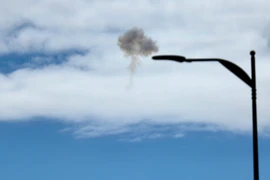 De la fumée s'élève au-dessus de Jérusalem, en Israël, le 28 février 2026. Photo : Xinhua/VNA