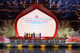 Le Comité provincial du Parti, le Conseil populaire, le Comité populaire et le Comité du Front de la Patrie de Ninh Binh viennent d'organiser la cérémonie solennelle de réception du certificat classant le complexe paysager et archéologique de Tam Chuc en Vestige national spécial. Photo : VNA