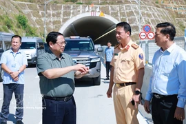 Le Premier ministre Pham Minh Chinh inspecte le tronçon Quang Ngai - Hoai Nhon du projet d'autoroute. Photo : VNA 