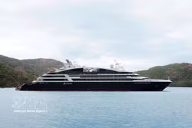 Vers midi le 10 février, le yacht de luxe Le Jacques-Cartier, battant pavillon français et appartenant à la compagnie Ponant, a accosté au port de Ben Dam. Photo : VNA