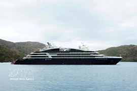 Vers midi le 10 février, le yacht de luxe Le Jacques-Cartier, battant pavillon français et appartenant à la compagnie Ponant, a accosté au port de Ben Dam. Photo : VNA