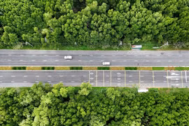 La route Rung Sac comporte 6 voies avec des caractéristiques de sécurité routière impressionnantes vues d'en haut. Photo : VNA