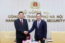Le général de division Nguyen Thanh Tung, directeur de la Police municipale de Hanoï (droite) et le ministre lao de la Sécurité publique Vanthong Kongmany. Photo: VNA
