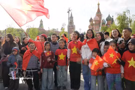 La communauté vietnamienne en Russie se rassemble pour accueillir la délégation de l’Armée populaire du Vietnam sur la place Rouge. Photo: VNA