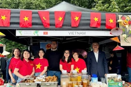 Au stand vietnamien. Photo : VNA