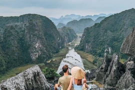 Des touristes internationaux au sommet de Hang Múa, dans la province de Ninh Binh. Photo : VNA 