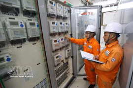 Vérification du système de coupure et de commutation électrique avant les opérations de maintenance à la sous-station électrique de 110 kV de la zone industrielle WHA, dans la commune de Trung Loc (province de Nghe An). Photo: VNA