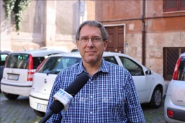 Le professeur Masina Pietro Paolo de l'Université d'Orient à Naples. Photo : VNA