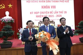 Nguyên Khac Toàn, province de Khanh Hoa, secrétaire adjoint du comité du Parti de la ville de Huê, a été élu président du Comité populaire de la ville de Huê. Photo: VNA