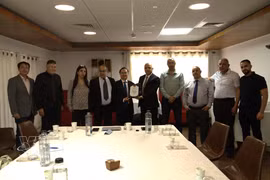 L’ambassadeur du Vietnam en Israël, Nguyen Ky Son, et les délégués participant à la réunion à Nazareth. Photo : VNA