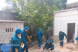 Des soldats de la province de Thanh Hoa participent à la construction de logements au profit des enfants des personnes ayant participé à la résistance et victimes de l'agent orange. Photo : VNA