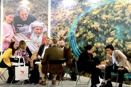 De nombreux visiteurs et partenaires étrangers sont venus au stand vietnamien du Salon international du tourisme ITB de Berlin pour en savoir plus sur le tourisme vietnamien. Photo: VNA