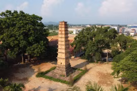 La tour Binh Son est la plus haute tour en terre cuite de la dynastie des Tran qui subsiste jusqu’aujourd'hui. Photo : Nguyen Thao - VNA