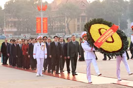 La délégation de dirigeants du Parti et de l’Etat rend hommage au Président Ho Chi Minh en son mausolée. Photo : VNA