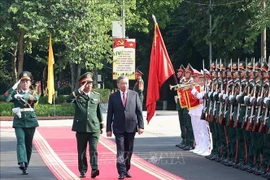 Le secrétaire général Tô Lâm passe en revue la garde d’honneur de l’Armée populaire du Vietnam. Photo: VNA