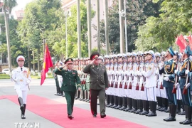 Le général Nguyen Tan Cuong et le général Pavel Muraveiko inspectent la garde d'honneur de l'Armée populaire vietnamienne lors de la cérémonie d'accueil. Photo : VNA