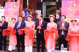 Lors du lancement des activités de la Semaine de célébration de la Journée du patrimoine culturel vietnamien. Photo : VNA