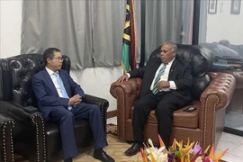 L'ambassadeur du Vietnam en Australie et au Vanuatu, Pham Hung Tam (à gauche) rencontre le Premier ministre Jotham Napat. Photo : VNA