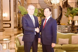 Le vice-Premier ministre et ministre des Affaires étrangères du Vietnam, Bui Thanh Son (à droite), et le chef de la diplomatie azerbaïdjanaise, Djeyhoun Baïramov. Photo : baochinhphu.vn