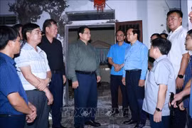 Dans la soirée du 30 septembre, le Premier ministre Pham Minh Chinh s’est rendu dans les communes côtières de Ninh Binh, gravement touchées par le typhon n°10 (Bualoi). Photo : VNA