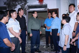 Dans la soirée du 30 septembre, le Premier ministre Pham Minh Chinh s’est rendu dans les communes côtières de Ninh Binh, gravement touchées par le typhon n°10 (Bualoi). Photo : VNA