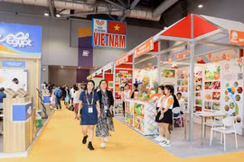 Espace d'exposition des entreprises vietnamiennes présentes au salon. Photo : VNA