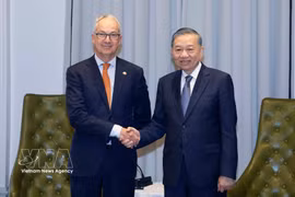 Le secrétaire général du Comité central du Parti communiste du Vietnam et président de la République, Tô Lâm (à droite) rencontre Nicholas Moore, envoyé spécial du gouvernement australien pour l’Asie du Sud-Est. Photo : VNA