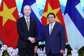 Le Premier ministre Pham Minh Chinh (droite) et le président du Parlement finlandais Jussi Halla-aho le 25 mars 2024 à Hanoï. Photo d'archives: VNA