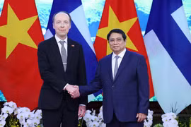 Le Premier ministre Pham Minh Chinh (droite) et le président du Parlement finlandais Jussi Halla-aho le 25 mars 2024 à Hanoï. Photo d'archives: VNA