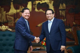 Le Premier ministre Pham Minh Chinh (à droite) et le vice-Premier ministre cambodgien Neth Savoeun. Photo : VNA